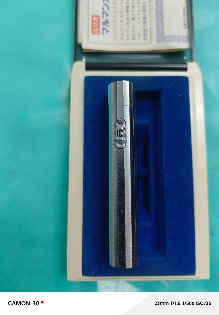 🔥 ولاعة فاخرة يابانية أصلية – Maruman IC-503 🔥
قطعة نادرة لهواة المقتنيات الكلاسيكية
ولاعة غاز أنيقة من ماركة Maruman اليابانية الأصلية، طراز IC-503 إنتاج الثمانينيات، تعمل بالغاز والإشعال الكهربائي بالبطارية – تصميم راقٍ يجمع بين الأصالة والتقنية.
📦 المواصفات:
الموديل: Maruman IC-503
بلد المنشأ: اليابان 
تعمل بالغاز القابل لإعادة التعبئة + نظام إشعال كهربائي
خامة معدنية فاخرة مقاومة للصدأ
لون فضي/نيكل لامع (حسب النسخة)
الحجم مناسب للجيب
تأتي بالعلبة الأصلية وورقة الضمان
حالة الولاعة: جديدة – غير مستخدمة
 مميزة لهواة التحف القديمة والولاّعات النادرة
قطعة تجمع بين الجمال والقيمة التاريخية، مثالية للعرض أو الإهداء.
💰 السعر:  ✳️ ‎‎175 الف
📞 للتواصل: خاص


**إذا كنت صاحب هذا الإعلان وتريد حذفه لأي سبب، رجاءا أرسل رسالة إلى الدعم الفني**