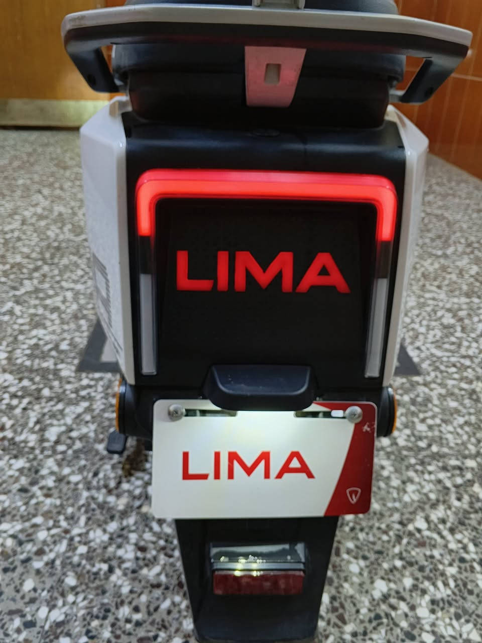 بسم الله الرحمن الرحيم 
دراجه شحن من شركه LIMA دراجه جاهزه بحاله الشركه ومكفوله كفاله عامه مابيها اي نقص اخت الجديده مثل ماموضح بلصور 
گير 3 سرعات 
لايت زنون عالي ناصي 
دبل اشاره 
تشغيل عن بعد 
حساسات سرقه 
حساس قفل التايرات امامي وخلفي 
6 بطاريات مسطره 
سرعتها 75
 تمشيك 50 كيلو ب الشحنه الوحده 
حجم الملف 150 cc
ضمانها من الوكاله ينتهي بتاريخ 11/8 بعدله 5 اشهر و13 يوم 
سعرها 820 وبيها مجال للشراي 
مكاني بغداد الشعله 
رقمي ***********
