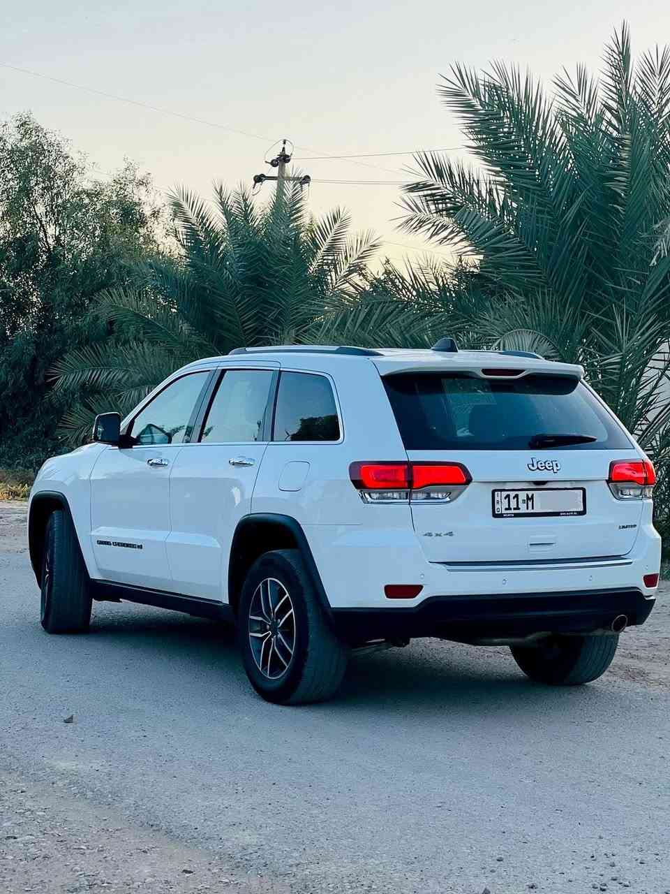 جيب كراند شيروكي ( لمتد ).

المودل:2022 . (وارد امريكي ) .

المحرك : V6.  3.6L .
العداد : 54 ميل وقابل للزيادة

#المواصفات :

* نقطة عمياء .
* دفع رباعي 4x4 . 
*  داخل اسود (المرغوب حاليا)
* مقاعد جلد . 
* رقم بغداد ( مشروع وطني )
* المقاعد الأمامية كهربائية .
* كشن ميموري . 
* صفي المقاعد الأمامية تدفئة . 
* تبريد خلفي 
* رقم بغداد 
* ويل قياس 20 انج .
* مرايا جانبية هيتر . 
* مرايا جانبية خاصية التعتيم 
* مرايا وسط خاصية التعتيم 
* ستيرن هيتر  . 
* فتحة سقف  .
* شاشه كبيرة 8.4 انج .
* نظام خاص للطرق الوعرة . 
* تشغيل عن بعد .
* صندوق كهربائي .
*  حساسات خلفية .
* كاميرا خلفية .
* مودات قيادة .
*نظام رياضي ( Sport )
*نظام اقتصادي ( Economic ) 
* نظام توقف ذاتي خلفي . 
* مرايا جانبية قابلة للطي . 
* بلوتوث وباقي جميع المنافذ . 
* مثبت سرعة . 
* نظام اوتو بارك 
* نظام تشغيل واطفاء اوتماتيكي للمحرك للتوفير من صرف الوقود . ( Auto Start System ) .
* تخم تاير جديد 
سيارة كلش نظيفة

السياره صبغ ربع من البنيد و4 اصابع تقريبا راس جامرلغ 

ضرر  خفيف كما مرفق في الصورة 
السيارة مكفولة من التبديل قطعها كلة بلادي 
السعر خاص للبيع او مراوس حسب القناعه  واتساب***********
العنوان ديالى  📍
