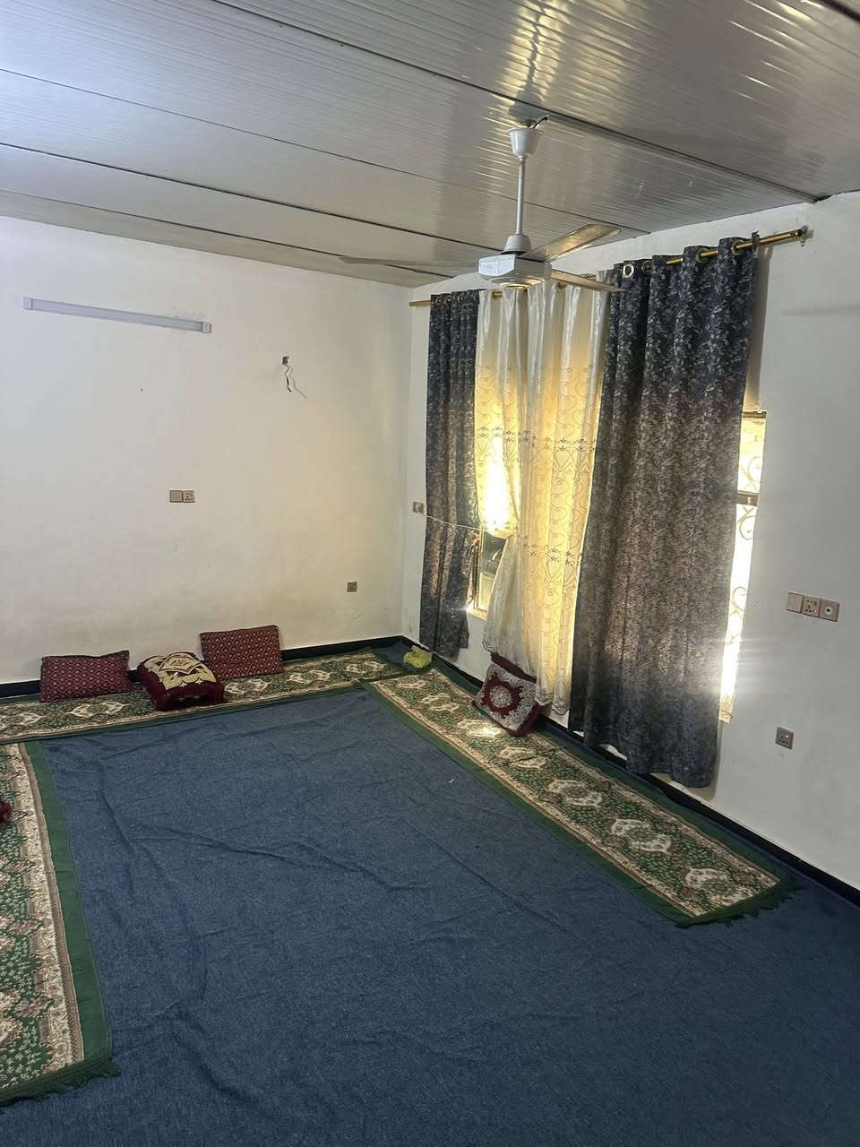 سلام عليكم بيت مساحه 250متر مكانه بغداد دوره شارع مول لكوخ يحتوي عل ستقبال وغرف نوم 2ومطبخ وصاله وصحيات داخليه وخارجيه وكراج اي ستفسار ***********
