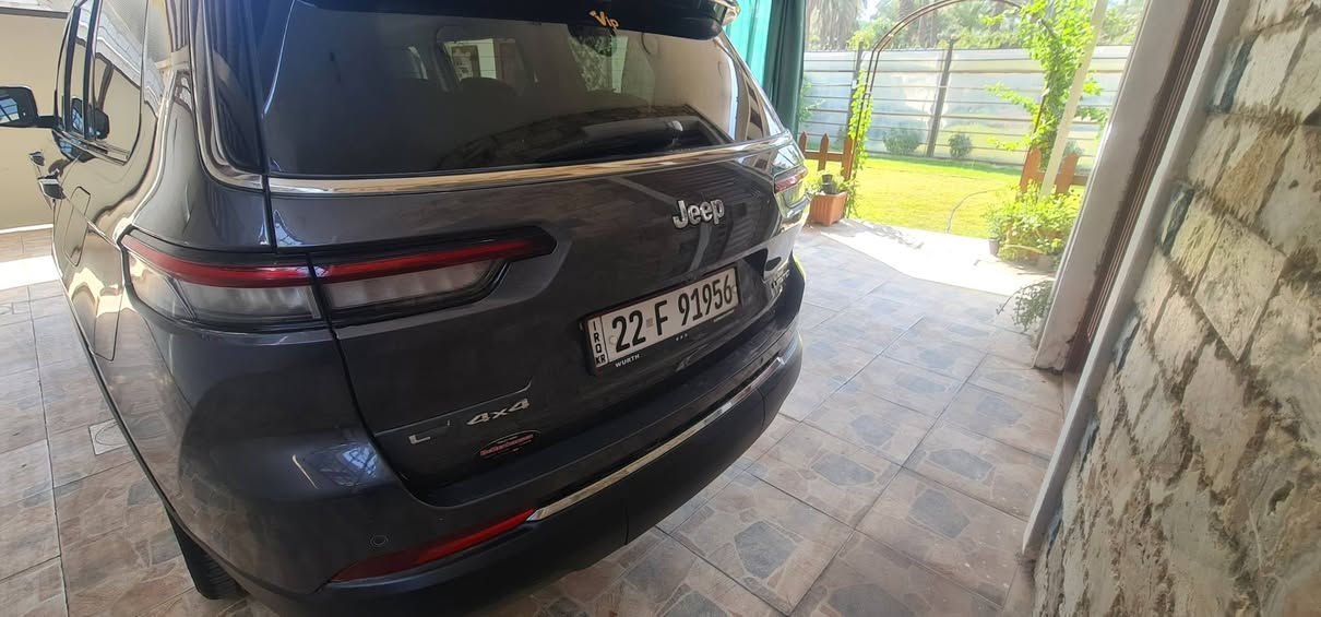 جيب  كراند شيروكي 2022 لمتد L .وارد امريكي
الشكل الجديد 7  راكب

المحرك : V6.  3.6L 
العداد :  45 ميل
اللون : رصاصي رمادي
الرقم : اربيل 22 دولي 

مكان السيارة:بغداد
المواصفات :
* دفع رباعي 4x4 . 
* رادار امامي مع مانع تصادم . 
* تحذير الخروج عن المسار . 
* تحذير النقطة عمياء  .
* ويل قياس 20 انج .
* سقف بانوراما . 
* مع شاشه بمواصفات عاليه
* شاشه كبيرة 10.1 انج . 
* نظام الخرائط (GPS) .
* كاميرا داخلية محيطيه  360 درجه  . 
* كاميرا خلفية . 
* المصابيح الأمامية زنون .
* كشافات الضباب زنون .     
* تشغيل عن بعد .
* صندوق كهربائي .
*شفتات بالستيرن.
*الگير ماوس مع وضعيات قياده متعدده.
* مقصورة الركاب من الجلد الفاخر .
*تطعيم الدشبول والابواب صاج ملكي.
* حفظ وضعيات الجلوس (ميموري) . 
* المقاعد الأمامية كهربائية .
* المقاعد الأمامية تبريد وتدفئة .
* المقاعد الخلفية تدفئة .
*سايد بريك بصمه.
*فول تحكمات ستيرن امامي خلفي.
*عشره  ايرباك بالدشبول ولتكم ولكراسي
* سستم صوت Alpine . 
* انارة داخلية LED . 
* حساسات خلفية . 
* 7 راكب .
* مكيف خلفي مع وحدة تحكم منفصلة . 
* تدفئة ستيرن . 
************
