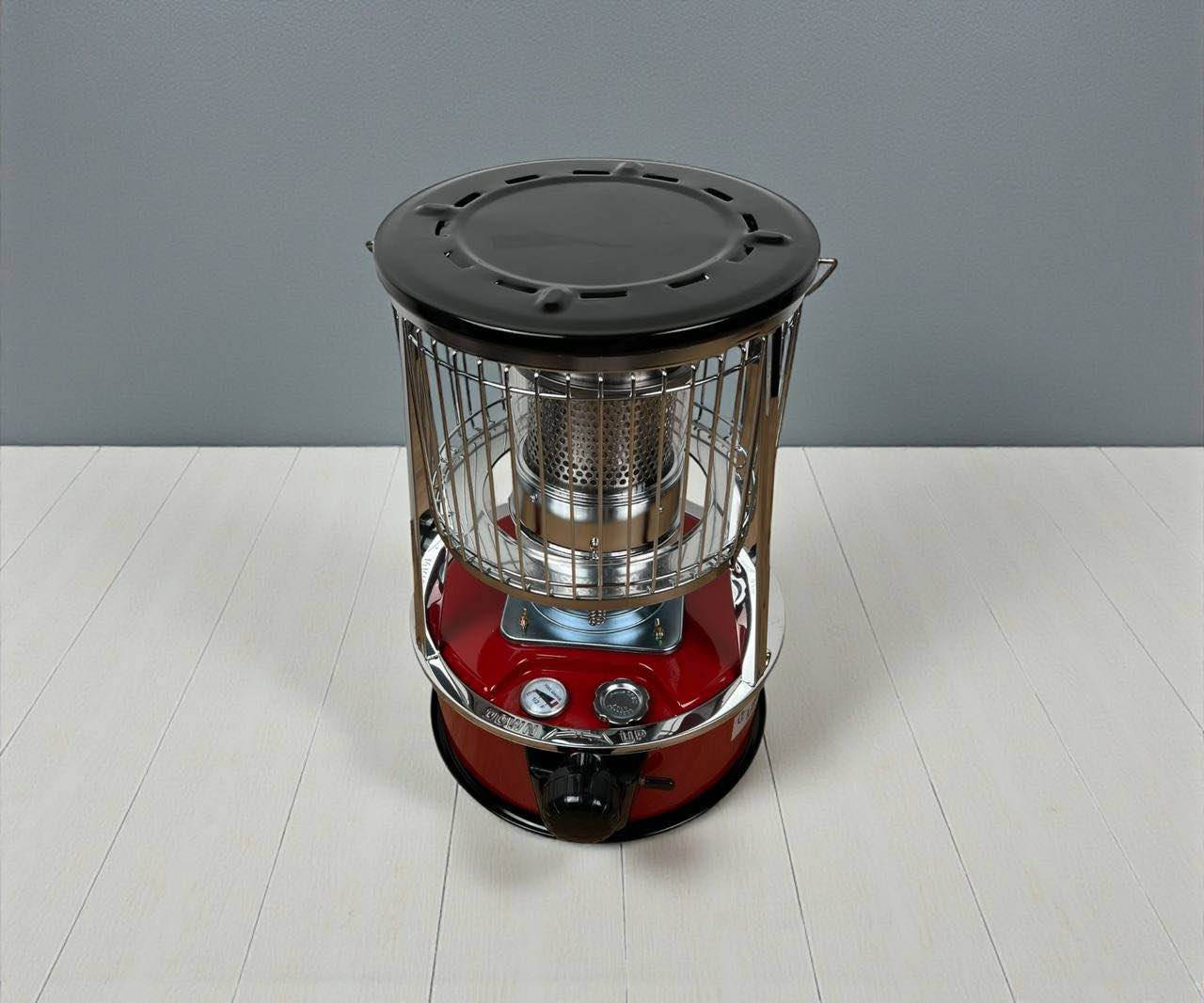 مدفأة نفطية ليبرونيك LC-78 بخزان مزدوج وسعة 5.3 لتر

الاستخدامات

توفير تدفئة قوية وفعّالة للمنازل، المكاتب، الكرفانات، المحلات، والمخيمات.

مناسبة للاستخدام في المساحات المفتوحة وشبه المغلقة مثل الحدائق والمخازن.

مثالية للطوارئ وانقطاع الكهرباء لكونها تعمل دون الحاجة لأي مصدر طاقة كهربائية.

يمكن استخدامها لطهي وتسخين الماء (بفضل حامل الغلاية المدمج في التصميم).

المميزات

سعة خزان كبيرة 5.3 لتر تمنحك ساعات عمل أطول دون الحاجة للتعبئة المتكررة.

نظام خزان مزدوج يضمن عدم تسرّب الوقود حتى عند انقلاب المدفأة.

قدرة تدفئة عالية 10,000 BTUساعة لتدفئة سريعة وقوية.

فتيلة من ألياف الزجاج (Glass Fiber Wick) مقاومة للحرارة، تدوم طويلًا وتوفر احتراقًا ثابتًا.

قفل أمان Safety Switch يمنع الاشتعال غير المقصود ويحمي الأطفال.

طريقة تشغيل سهلة بالقدّاحة أو عود الثقاب دون أي تجهيزات إضافية.

عاكس علوي معدني يوجه الحرارة للأسفل ليمنح دفئًا لأقدامك وأرجلك.

شبك حماية فولاذي عالي المتانة يمنع ملامسة الشعلة ويحمي من الاحتراق.

مدخنة (Chimney) من الستانلس ستيل مقاومة للصدأ وعمرها طويل.

هيكل معدني متين يتحمل الاستخدام المستمر.

إمكانية رفع الفتيلة وتعديل الاحتراق بسهولة عبر مقبض التحكم الجانبي.

احتراق نظيف بدون دخان عند استخدام كيروسين عالي الجودة.

وزن تقريبي: 5.5 كغ (حسب الكتالوج).

أبعاد الكارتون: 33 × 33 × 48 سم.

محتويات الصندوق

مدفأة نفطية ليبرونيك LC-78.

فتيلة مدمجة جاهزة للاستخدام.

غطاء حماية علوي.

قاعدة تثبيت معدنية.

كتيّب تعليمات كامل ENGLISH.

أدوات تركيب بسيطة عند الحاجة.

الملاحظات

يفضّل تشغيل المدفأة باستخدام كيروسين أبيض (Lighting Kerosene) فقط للحصول على أفضل أداء.

يجب تهوية المكان كل فترة عند الاستخدام الطويل.

يمنع تعبئة الخزان أثناء اشتعال المدفأة.

في حال انسكاب الوقود يجب تنظيفه قبل التشغيل.

يجب "حرق الفتيلة فاضي" (Dry Burn) كل 20–30 يوم لتنظيف الرواسب وإطالة عمر الفتيلة.

يمنع استخدام المنتج في الأماكن الضيقة دون تهوية.

آمنة عند الانقلاب بفضل نظام الخزان المزدوج، لكن يُعاد وضع المدفأة بشكل مستقيم فورًا. بغداد, العراق


**إذا كنت صاحب هذا الإعلان وتريد حذفه لأي سبب، رجاءا أرسل رسالة إلى الدعم الفني**