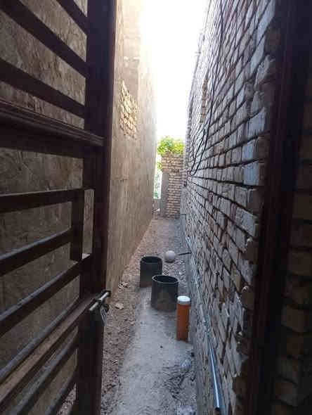 السلام عليكم
  دار للبيع هيكل مسقف مكان مميز جداً طابقين 
طابو زراعي سند ٢٥
بسم ابو البيت شخصين سند
المساحه //١٠٠متر 
نوع البناء//طابوق السقف صب كونكريت مسلح باشراف وتنفيذ مهند مدني 
العنوان / /بابل المدحتيه
الجمعيه الزراعي خلف مدرسة علي طه الاهليه 
خدمات كامله من ماء وكهرباءوتبليط لحد باب البيت مجاري خارجيه
عرض الشارع ٦متر
السعر/٦٨وبي مجال
تفاصيل البيت طابقين
الطابق الأول
صاله كبيره
عدد الغرف١
مطبخ 
ممر جانبي
درج فر طابقين
الارضيه صب رفت
باب دخول وخروج للصاله 
بوب و شبابيك الحديد كامله 
باب الدار موجوده البيت مقفل 
مجمع صحيات داخليه وخارجيه
الطابق الثاني يتكون من
عدد الغرف ٢
صاله
مجمع صحيات 
نقص البيت ارضيه حلين صب
لبخ خارج وداخل تشطيب دكم الكهرباء 
تحويل البيت ثاني يوم بعد الشراء 
بناء حديث موقع جيد جداً 
سنة البناء حديث
للاستفسار
مراجعة  مكتب دلالية وائل الهندي 
***********وائل الهندي
***********ابو علي
مكتب دلالية وائل الهندي بابل المدحتيه الحمزه الغربي ع شارع 60 قرب سلوان ابو الكاشي مقابيل فرع علي قمار
