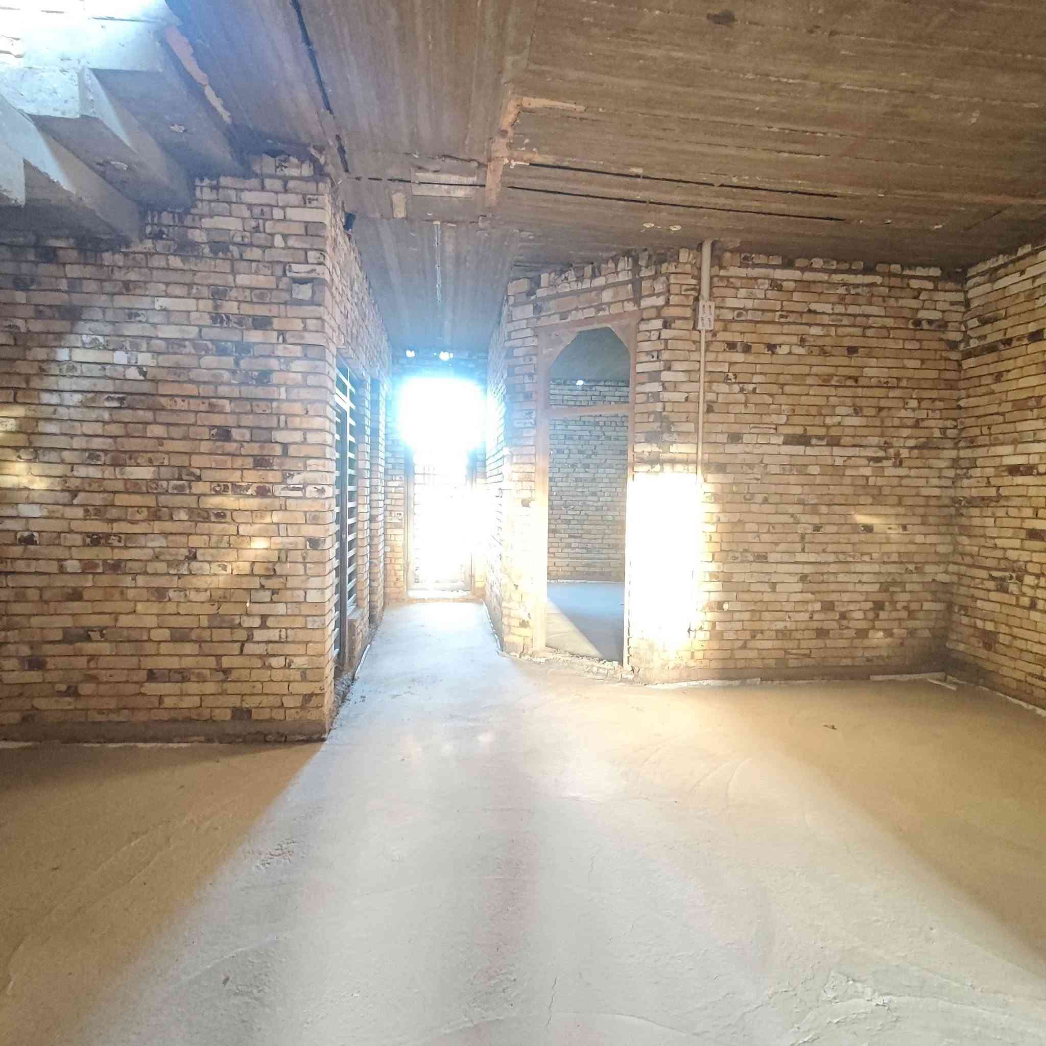 السلام عليكم بيت للبيع المساحه 160م واجه8 ونزال20 بناء حديث ثاني بيت عن الشارع العام 
مجمع صحيات داخليه و خارجيه
الغرفه5.5*4
الصاله5*8
البراني7*4
المطبخ5*3.5
تأسيس ماء كامل 
تأسيس مجاري كامل
ارضيه صب كونكريت
العنوان الديوانية شارع هدى سجاد
***********رقم صاحب الدار
