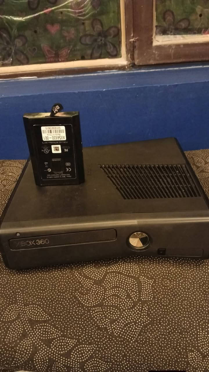 السلام عليكم اكس بوكس 360 مع كامل ملحقاته مهكر ذاكرة 250  بي اكثر من 20 لعبة مع جوستكات عدد 2 جدد الجهاز كلش نظيف ما مفتوح مكاني بغداد جديدة ورا مطعم نعمان فرع مجمع فانوس السعر 145 رقمي    ***********
