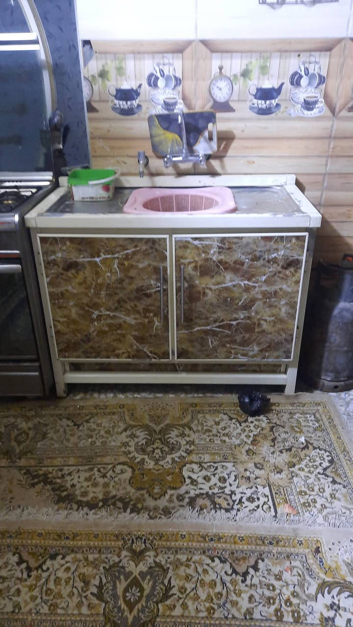 السلام عليكم 
طباخ ٥ عيون بي عطل بوحده من العيون ٧٥ وبي مجال
كاونتر بي ضرر بل صفحه مال قطعه الجوه ٢٠٠ وبي مجال 
تخم قنفات مثل ما موضح بل فديو ١٠ مقعد ب٦٠٠ وبي مجال 
مكاني بغداد الكريعات
***********
