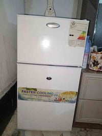 ثلاجة وكاروك نضيفات جدا مستخدمات شهر واحد فقط وتجي وشوف بعينك اني مكلف...