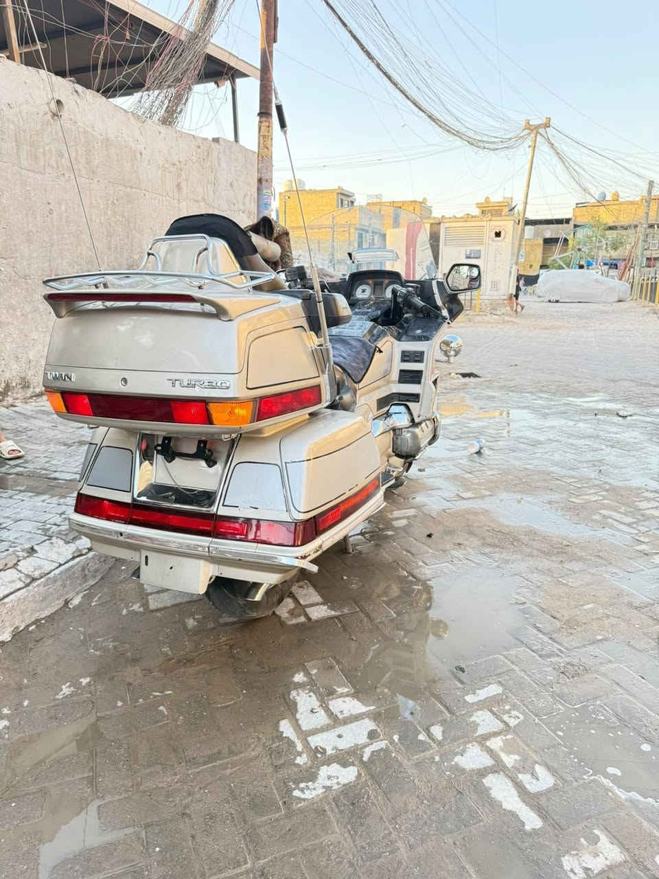 السلام عليكم 
دراجة كولدن 2000 
 محرك 1500
مسجل شغال
جكات شغال
تخم داير جديد
بك شغال 
لايت زنون 
أي نقص مابيها 
للاتصال ***********
