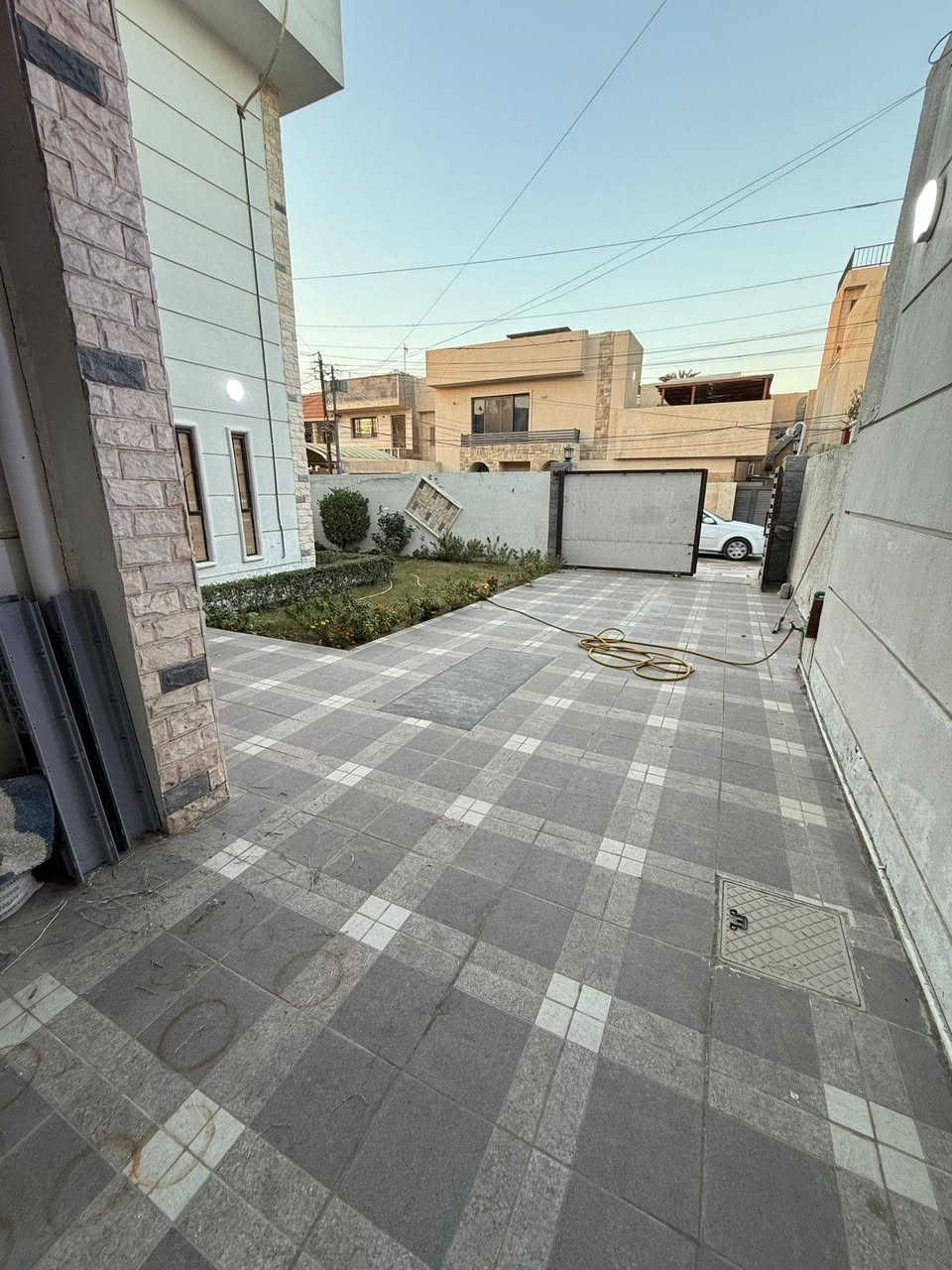 السلام عليكم:🏠🏠🏠🏡🏡
 #بيت مساحه 240 متر #للإيجار في المنصور حي المهندسين بظهر مطعم صاج الريف البيت يحتوي على 3 غرف نوم نظام سويتات وصاله كبيرة جدآ  #البيت مجهز  #بالسبالت ومنظومة #كاميرات ويحتوي  ع #مدخلين #مدخل ع صاله وع مطبخ وحديقه جدا كبيره وكراج يتسع سيارتين (البيت يأجر عوائل او شركات فقط)
 #الاستفسار ع رقم ::
*********** يوجد واتساب 📞.
