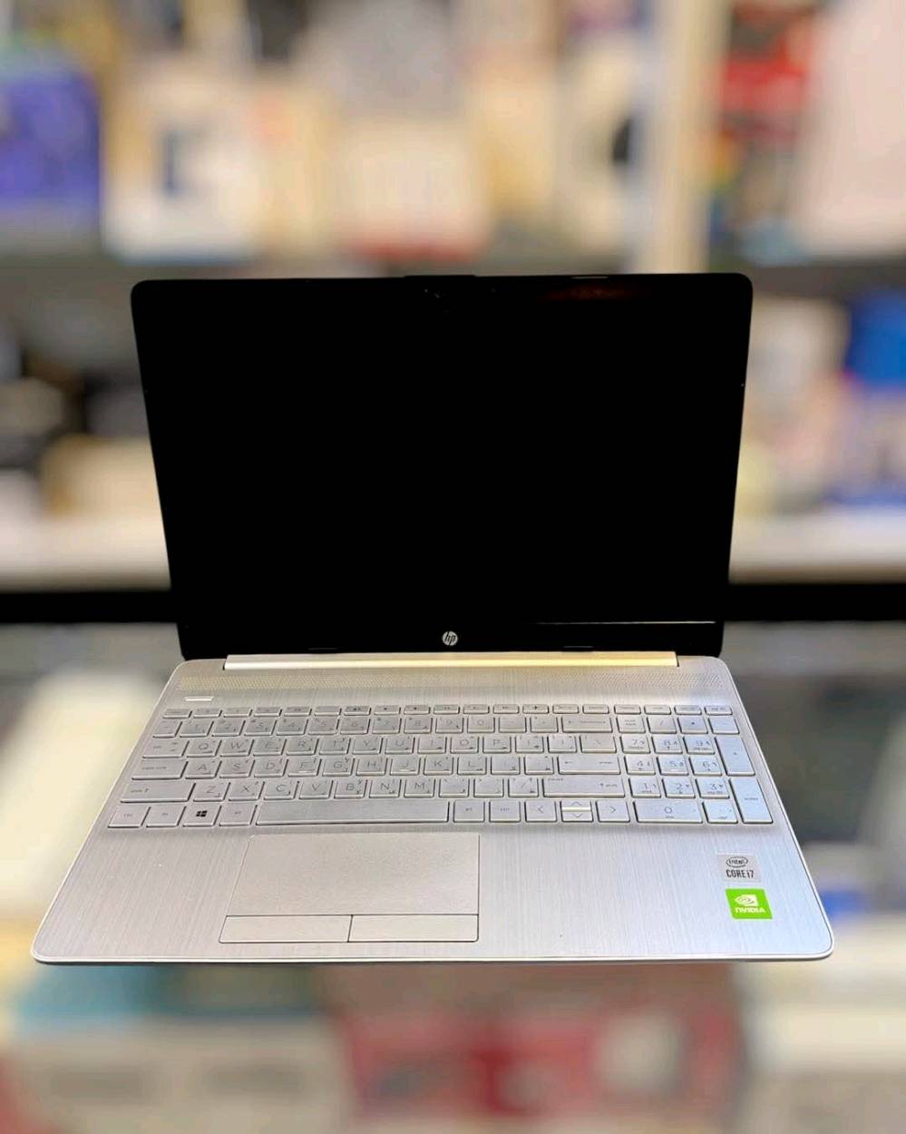 قطعة واحدة اخيرة
hp Laptop 15
المواصفات : Intel Core i7-1065G7
 معالج كور اي ٧ الجيل العاشر
‏‎رام: 8GB DDR4
‏‎ذاكرة: 256GB SSD
كرت شاشة خارجي : 2GB NVIDIA GeForce
كرت شاشة داخلي : 4GB INTEL SHARE
‏‎حجم الشاشة:  15.6inch FHD
‏‎مدخل USB A  و Type C و منفذ سماعة
منافذ HD , LAN
‎توصيل جميع المحافظات ٥ الاف
ماوس وحقيبة هدية مع الجهاز
ضمان لمدة ١٠ ايام من تاريخ الوصل
مراسلتنا عبر الواتساب او الماسنجر
***********
***********