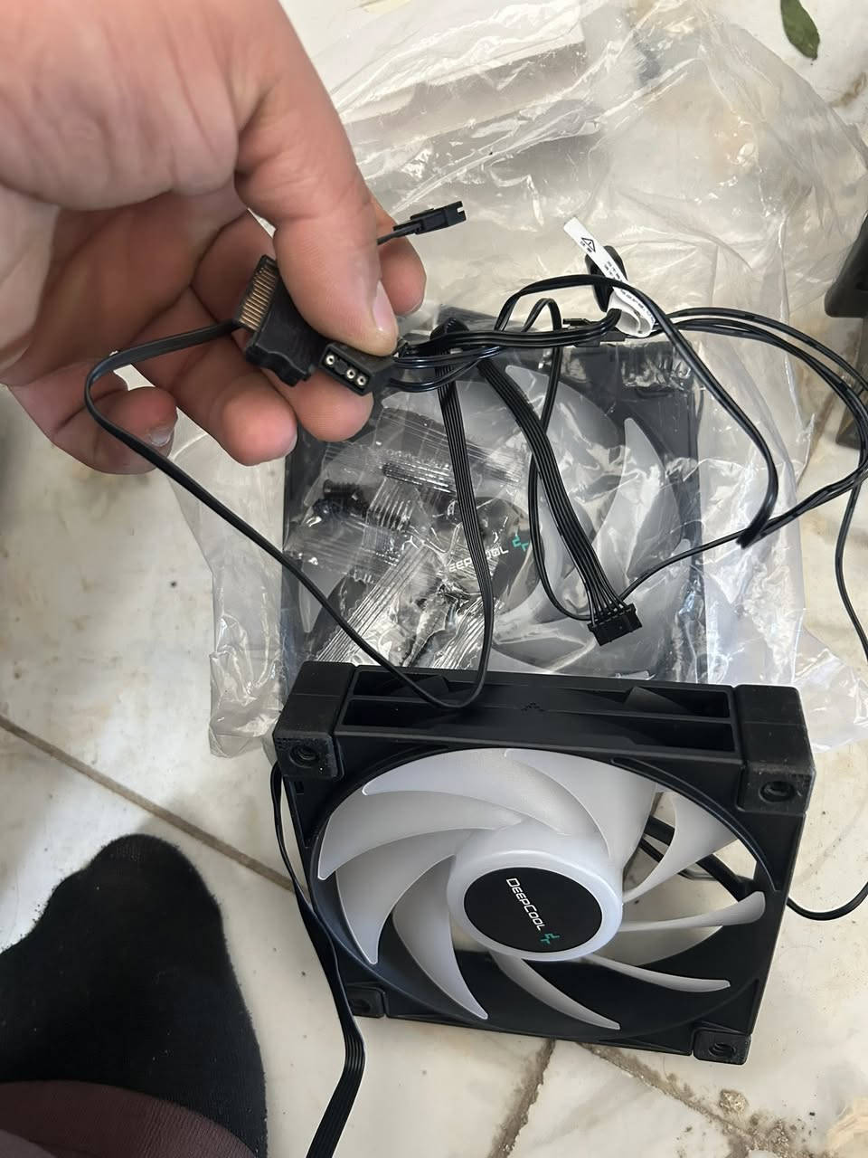 للبيع: طقم مراوح DeepCool FC120 (3 قطع) • الموديل: DeepCool FC120 ARGB. • الحالة: ممتازة (نظيفة ومع كامل ملحقاتها والكرتون).￼ سعر 50￼ للتواصل ***********
￼ ***********‏
