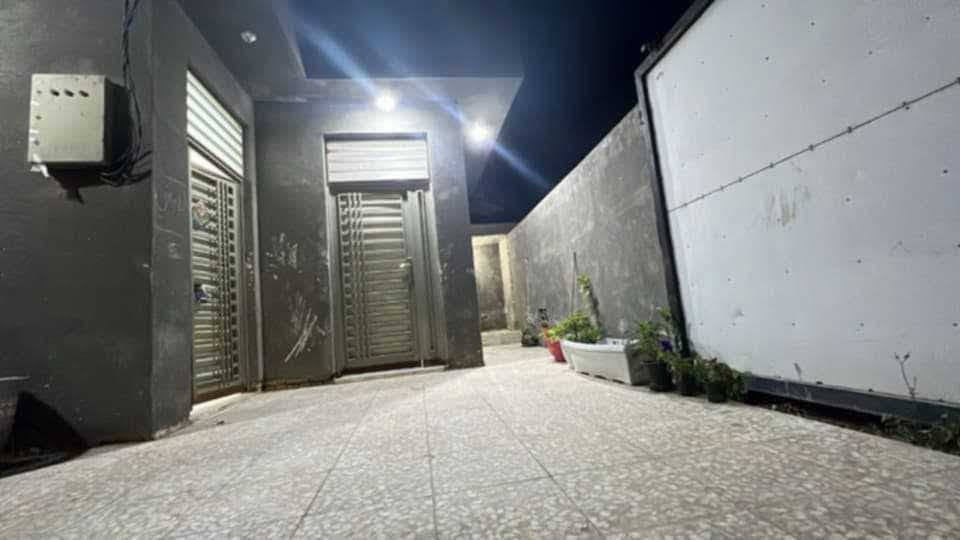 السلام عليكم ورحمه الله وبركاته 
بيت في مجمع الرحمان السكني 
تشطيب شخصي 
مساحه ٢٠٠متر 
غرفتين وصاله ومطبخ وصحيات داخليه خارجيه وبراني 
مطلوب للمصرف العقاري100مليون 
تسديد الشهري 548
بيد صاحب البيت 50قابل لتفاوض 
الاستفسار أكثر اتصل على الرقم التالي واتساب 
***********
***********
من لديه الرغبه بعرض عقار نوفر لكم المشتري بقرب وقت ممكن
