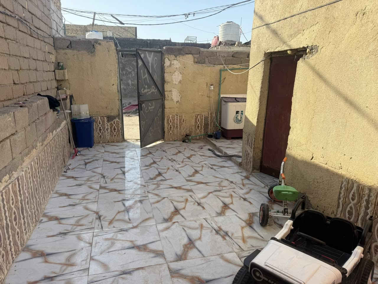 بيت زراعي للبيع مساحه 120 غرفه وصاله ومطبخ وصيحات وساحه وترك كبير +  لغرفه بيه حمام داخلي طريق سوق فضليه قريب  ع شارع الخضر سعره جدا مناسب 16 وبي مجال 
***********
