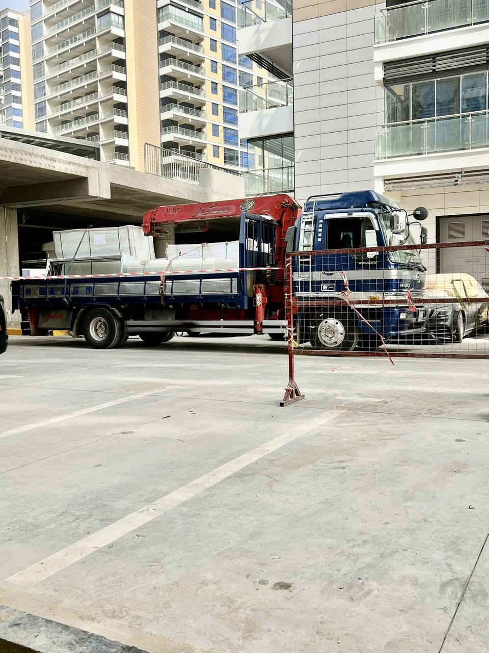 السلام عليكم
البيع هينو انكر
كرين سلايتين نص مخالف مكفول
كرين مكفول من الكسر وفطر 
شاصي مكفول 
مكينة80 عادي لا بخار ولا تنقيص 
السيارة جاهزة الشغل تخم تاير
موديل 2000 بل سنوية كرين 
عنوان بغداد شارع فلسطين 
سعر 255 $وبيه مجال
رقم صاحب السيارة
***********
***********@
