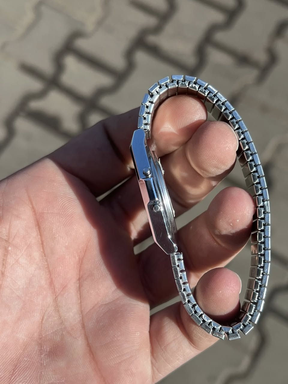 🛑 مـزاد مزاد مزاد مزاد 🛑
على أيقونة التسعينيات.. ساعة Timex Quartz Lithium الأصلية ✨
لعشاق الأناقة الكلاسيكية والقطع النادرة، نفتح المزاد على هذه التحفة الفنية من ماركة تايمكس (Timex) العريقة. ساعة تجمع بين الهيبة والعملية بتصميم ريترو (Retro) يخطف الأنظار.
🔍 تفاصيل القطعة: نضافة99%
• الموديل: Timex Quartz Lithium (إصدار قديم ونادر).
• الحالة: نظيفة جداً تعمل بكفاءة عالية (الشاشة واضحة، المنبه، والتوقيت).
• الهيكل: ستانلس ستيل بالكامل، مقاومة للصدأ وبملمس فخم.
• المميزات: كرونوغراف، إضاءة، وتصميم نحيف يناسب كل الأوقات.

***********
