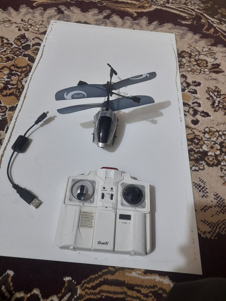 السلام عليكم  //كما موظح بالصور هليكوبتر أحترافية تمتلك كامرة  أمامية مع كامل الملحقات جوستك مع كيبل لشحن الطائرة أظافتن الطائرة تشحن عن طريق الكيبل او من خلال الجوستك أيضآ يوجد كيبل داخله لشحن الطائرة


**إذا كنت صاحب هذا الإعلان وتريد حذفه لأي سبب، رجاءا أرسل رسالة إلى الدعم الفني**