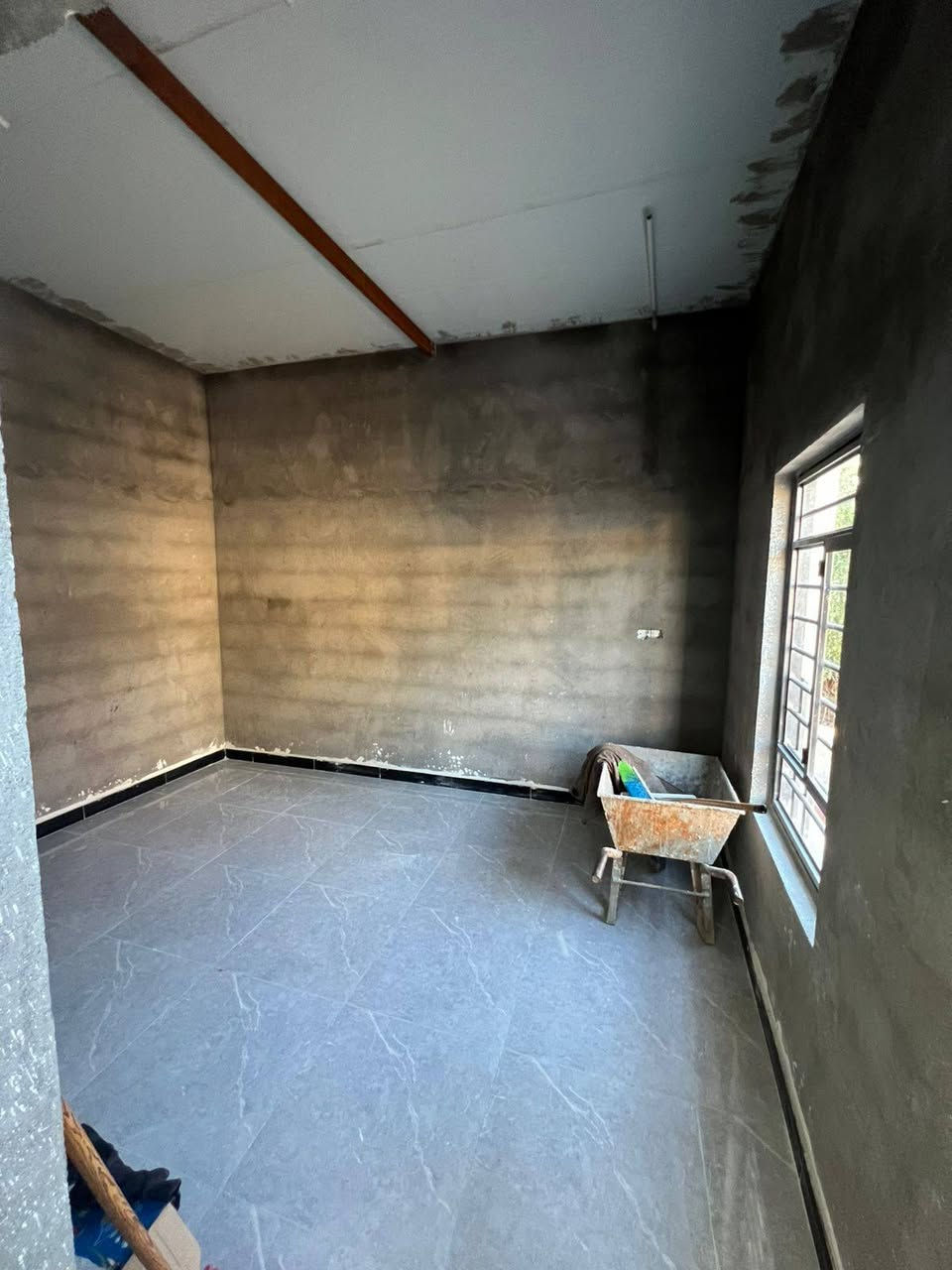 هذا البيت سبوع ويكمل مساحه 100 متر #السعر 40 بي مجال طبعن البيت رباط ارضي ورباط فوك شبابيك وسقف سندويج يحتوي على غرفتين منام وديوان وصاله ومطبخ وصحيات البيت وقف سني اصولي مسجل العنوان ابي الخصيب #ابو كوصره قرب مدرسة تدمر اللاستفسار اكثر واتساب 
***********
