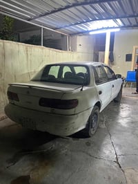 ابيض • نضيف • مع ورقة