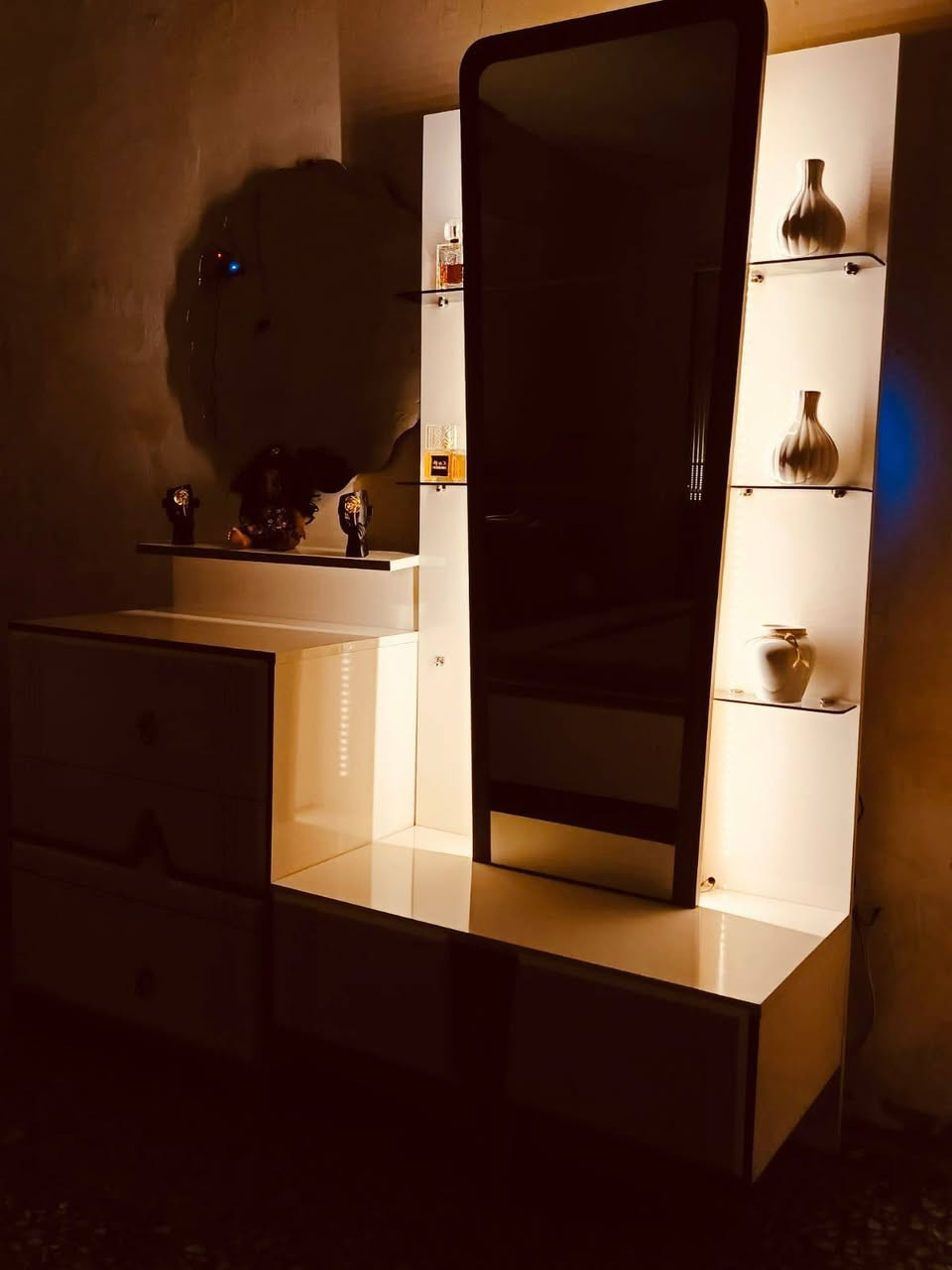 السلام عليكم غرفه نوم تركية اصليه جديده استخدام يومين للبيع بسعر مناسب مستعجله عليه عندي سفر .٤٠٠الف قفل .لتواصل 
***********
