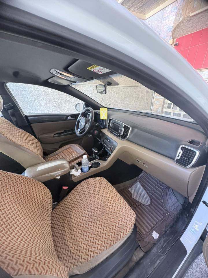 كيا سبورتج ٢٠١٦
محرك ٢٠٠٠
شاشه
مرايا كهرباء
كشنات تدفئه للمقاعد الامامي والخلفي
كامره دواره
حساسات امامي خلفي
مانع انزلاق
مثبت سرعه
مثبت الانحدار
وضعيات قياده
سستم صوت UBL

ايرباك عدد ٢
سويج عدد ٢
بيه جاملغ امامي جهة السايق مبدل نفس اللون
وبارد بالباب مال السايق والي بصف السايق ( بارد فقط)
باسمي السياره
ماشيه 
٨٤ الف كيلو
رايده ب 180 ورقه
***********
