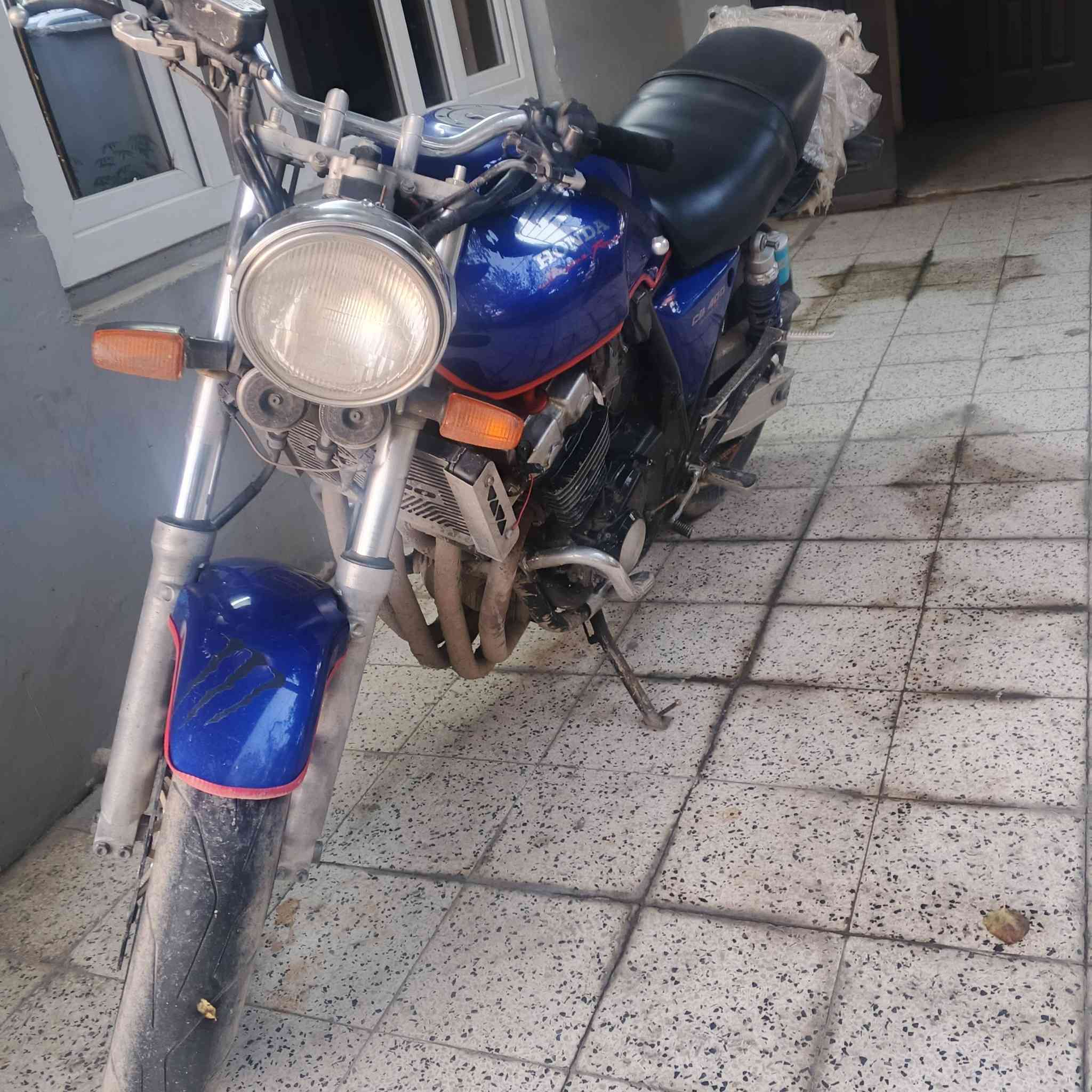 بطح سيبي 400 محرك مفتوح بس شرط الظمان كهربائيات كلها شغال اي نقص ما بيها بس جامرلغ الخلفي ما موجود ومكمرك كامل سعر 17$ اتصال *********** واتساب 
خاص ما موجود.
