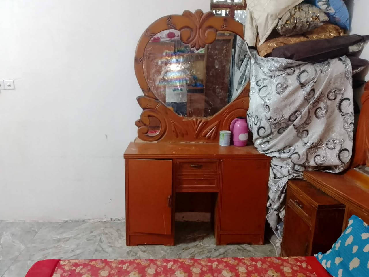 سلام عليكم غرفه نوم للبيع سعر 350 وبيه مجال
***********
