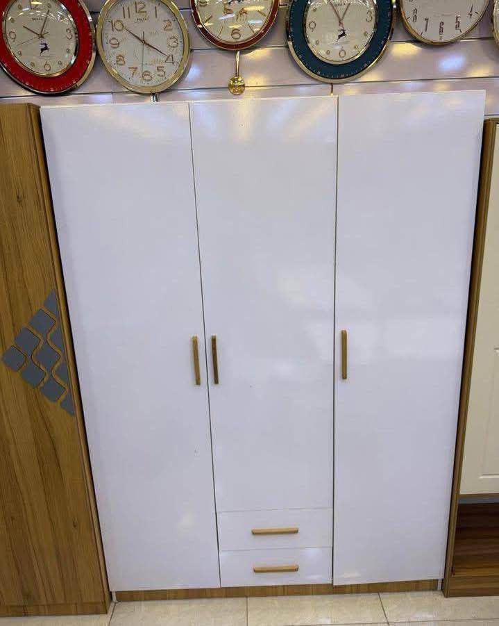 كنتور 3 باب تركي مودرن اصلي
السعر 250 الف 
الارتفاع 200 سم عرض 150 سم عمق 50 سم
توصيل بغداد 5 محافظات 25
للحجز واتساب : *********** 📞☎️ بغداد, العراق
