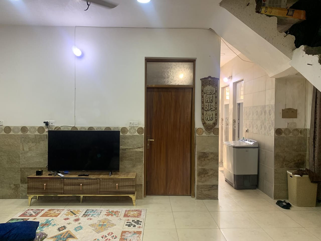 بيت 150متر للبيع حي بدر شارع 15البناء  غرفه صاله ستقبال مطبخ مجمع صحيات مناور عدد2 صحيات خارجيه طرمه 
الطابق الثاني غرف عدد2 صاله + سطحين
الاستفسار ‭0773 960 9549‬

‭0750 951 1242‬
