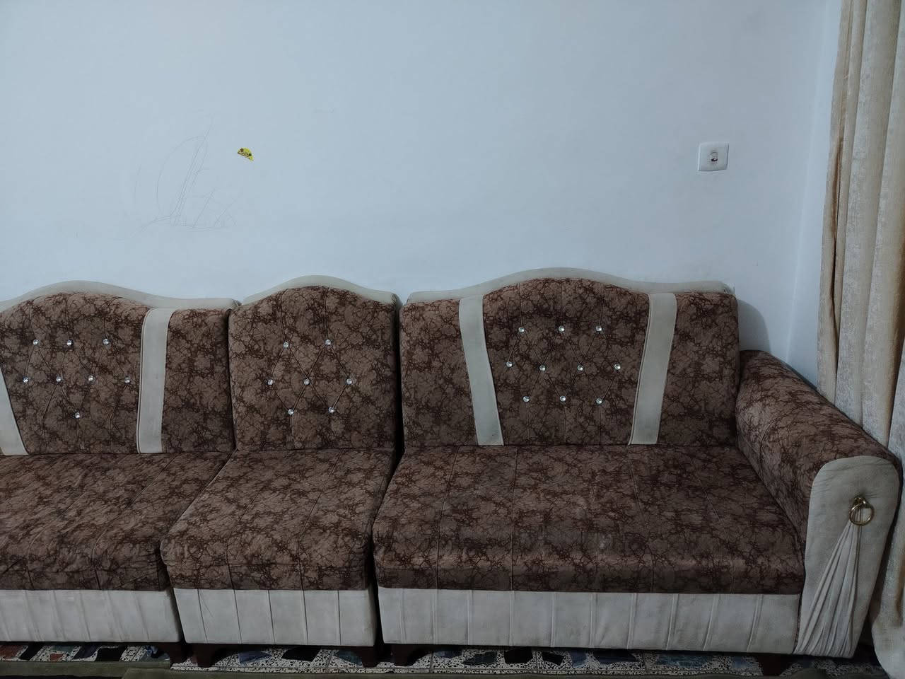 تخم للبيع عشر مقاعد السعر 150 البلديات الصحفيين قرب مطعم علاوي ابو الشربت للاستفسار الاتصال على الرقم ***********
