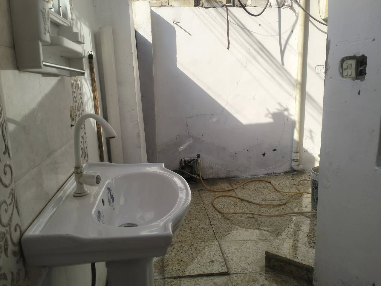 بيت لبيع مساحه 75بيت بناء جديد  بي غرفتين كبار وحده فوك وحده جوه صحيات داخليه خارجيه ارظيه بورسلين بيت جاهز ربع متصرف عليه سعر 55وبي مجال  مكان زعفرانيه دور صحه نزله مال جواد شهيلي يبعد عن تبليط 100متر الاستفسار ***********
