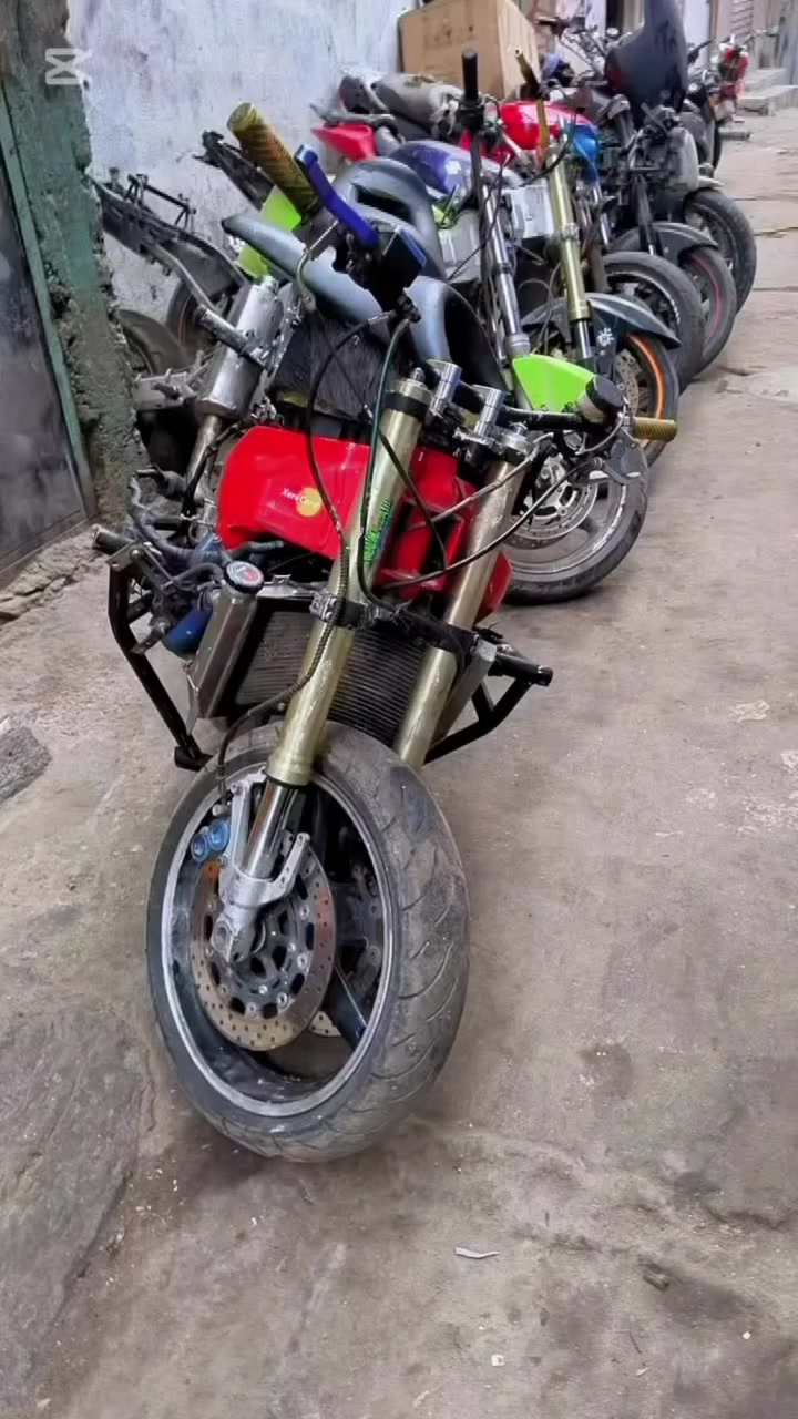 الهم صلي على محمد والئ محمد يوجود لدينا تفصيخ كافة انواع الدراجات البطح الحديثة قطع غيار الاصليه …افوراي 600 كاوسكي 636 …929 ..919..954…ويوجود تفصيخ بانده 250.بانده 400 قرش ..سيبي فور 400  بانده عادي وكرستال ..وتفصيخ هارلي ستد 400 …العنوان الكفاح الصعده الاوله محلات حسنين 600 (***********)
