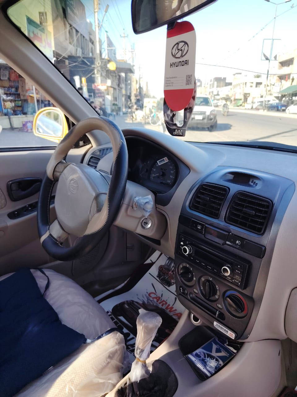 السلام عليكم فيرنا 2014 كير مكينة نضيفات جدا تبريد صدر امامي خلفي جديد مامعيوده بيهة باب السائق تعمير السعر 73 
للاتصال  ***********
