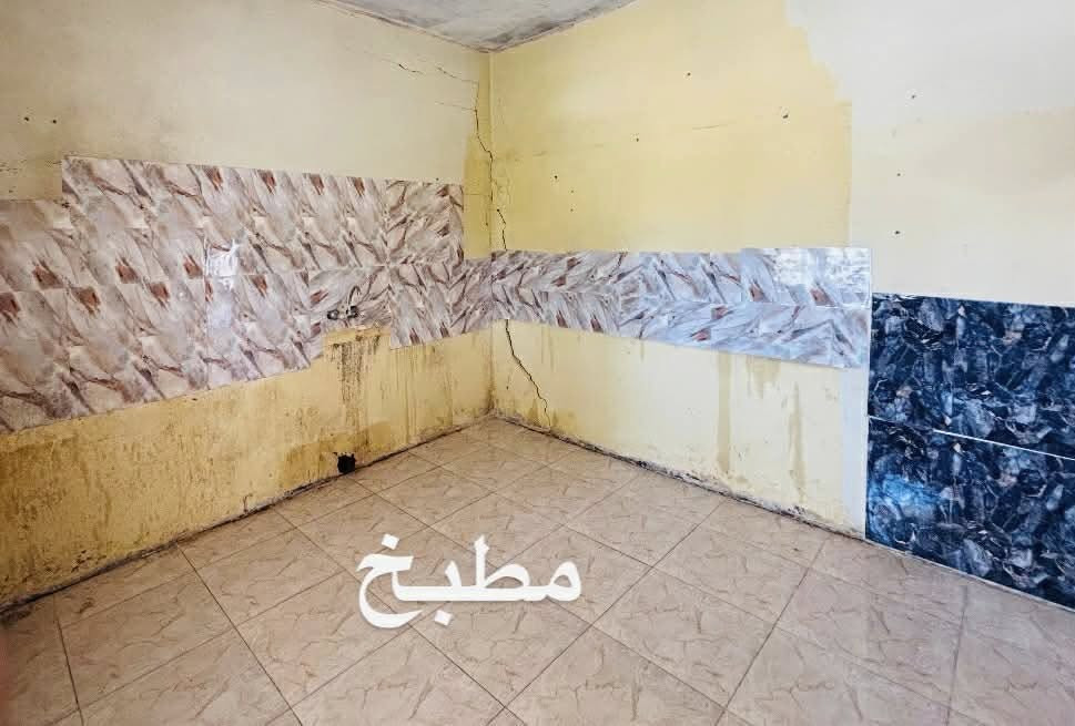 بيت للبيع او للايجار في منطقة قرية صخر المساحة 400 م يتكون من استقبال + غرف عدد 2+مطبخ + صاله + صحيات خارجية + كراج 
للاتصال ***********
