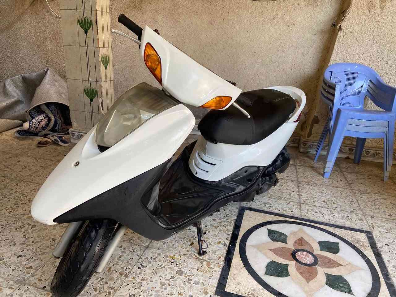 دراجه بريز. رمبه مكفوله من كلشي فقط كفرات مبدلات من الرمبه 
مكينه خرسه ما مفتوح برغي بيها 
السعر 900 
مكانها بغداد حي اور 
***********
