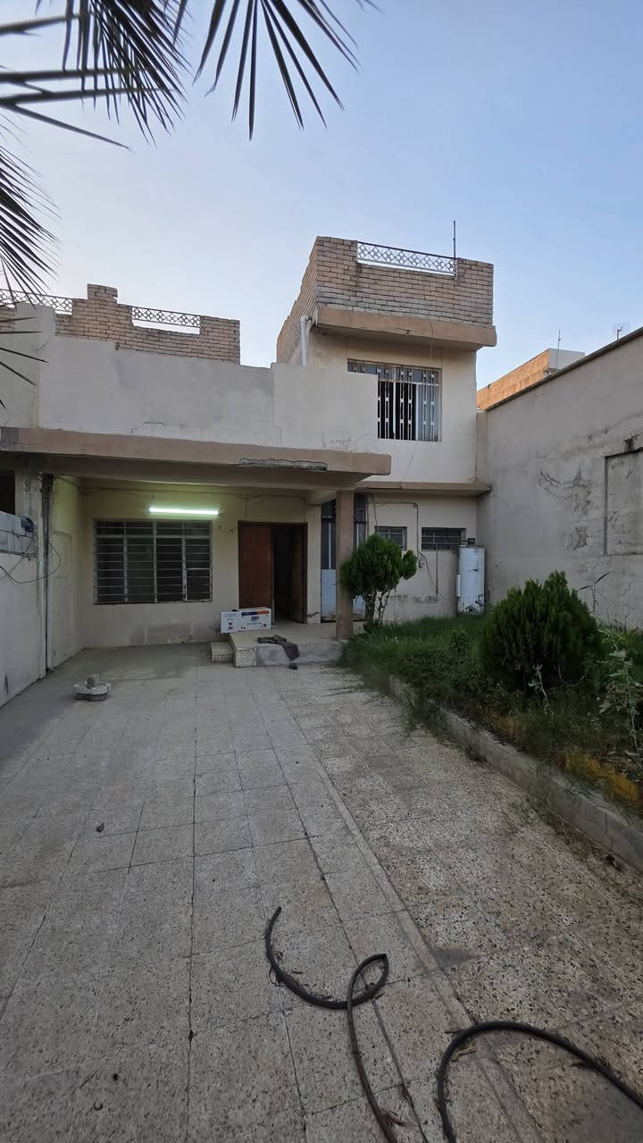 الدار للبيع حساب الارض
بسعر مناسب
الموقع الموصل حي المحاربين قرب روضة الفرسان 
المساحة ١٧٦ متر واجهة ٧ ونص 
الدار سند مستقل الاتجاه شروق تام 
البناء طابقين 
الطابق الاول مطبخ واستقبال وصاله و٣ غرف نوم 
الطابق الثاني يحتوي على ٣ غرف نوم 
سعر المتر ٩٥٠ الف 
للاستفسار الاتصال على الرقم ***********
او التواصل على الخاص 
مكتب نون لتجارة العقارات الكائن في حي المصارف مقابل مسبح الابراج قرب مطعم قصر السلطان
اوقات الاتصال من الساعة العاشرة صباحا وحتى الساعة التاسعة
