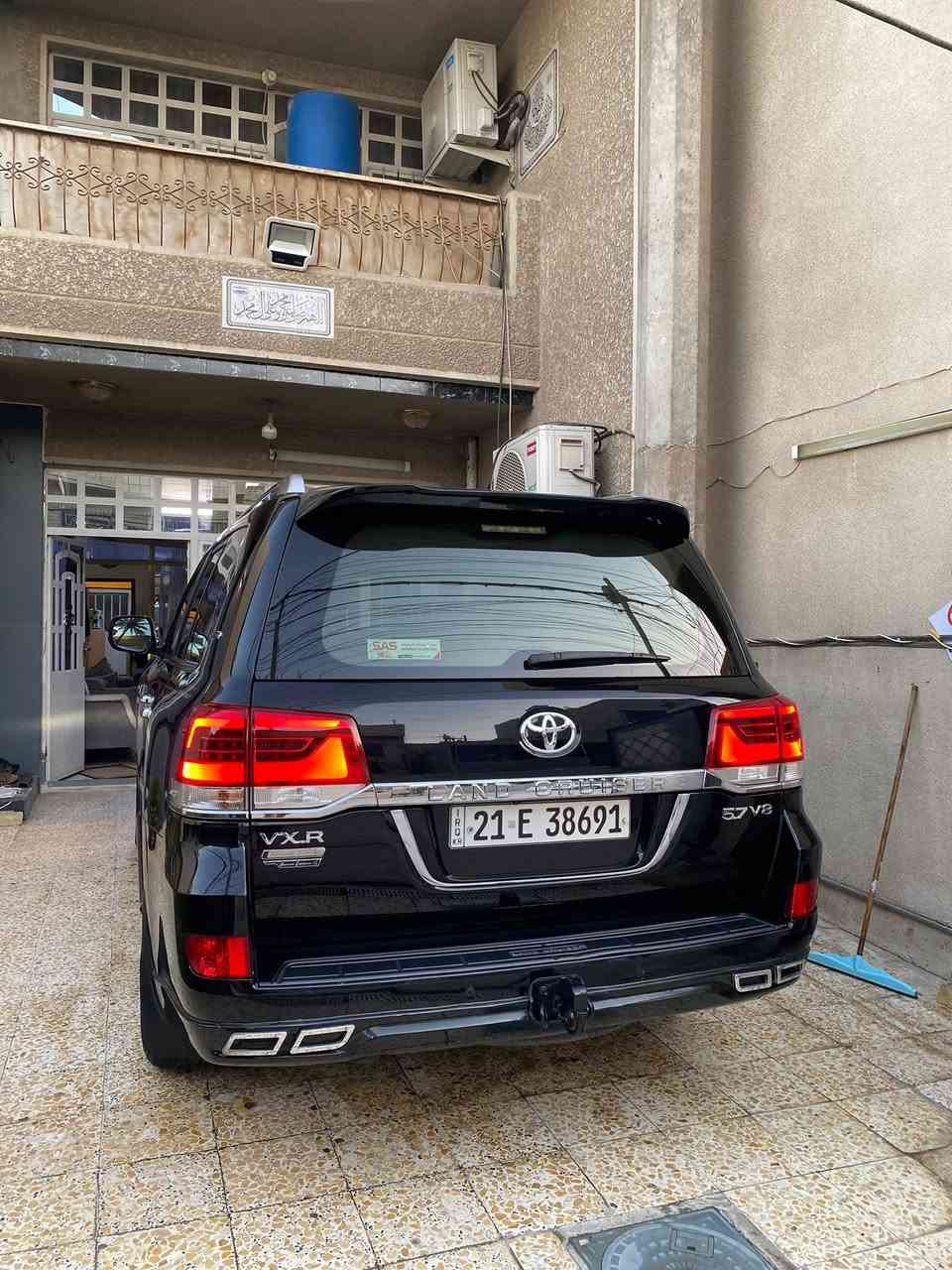 السلام عليكم

للبيع 

TOYOTA LAND CRIUSER GXR 2017

تويوتا لاندكروزر 2017 GXR 

ساز فول مواصفات 

شاشة 

كامرات 360 درجة

كشنات جلد

وباقي المواصفات الGXR معروفه

حجم المحرك V8 4.6 

رقم سليمانية بأسمي تحويل او وكالة باليعجبك
 
ماشية 112,000 KM كيلو متر

السيارة كفالة عامة  قطرة صبغ ما بيها

 الباب خلف السكن بي اصبعين PDR وما مبين والجاملغ الامامي رصعة بسيطة على وضعها

مكينة كير تبريد كلشي كفالة عامة وعلى وضع الشركة شرط السونار

السعر 45,000$ وبيها مجال

مكاني بغداد الأمين الثانية

للأستفسار

*********** رقمي
