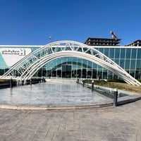 استمتع بالراحة والفخامة في شقتك ذات العزل الحراري والصوتي المتطور في م...