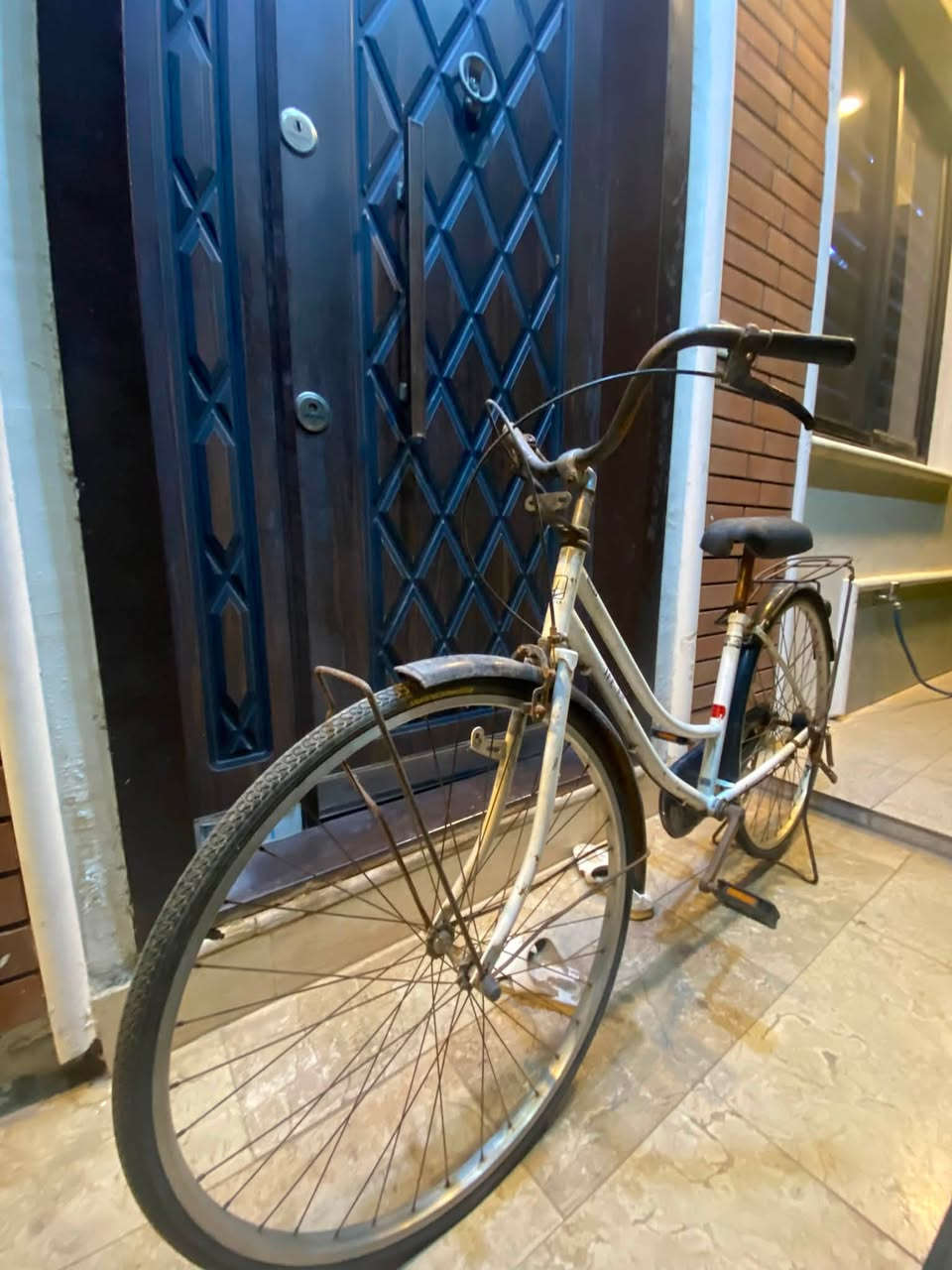اسود بايسكل c700نضيف شغال يحتاجله كم نقوصات خفيفه حجم 26 يتحمل وزن الثاني بناتي ابيض نضيف كامل بريكات كلشي شغال كلش نضيف حجم 26 المكان بغداد المنصور للاستفسار وتساب فقط ***********
