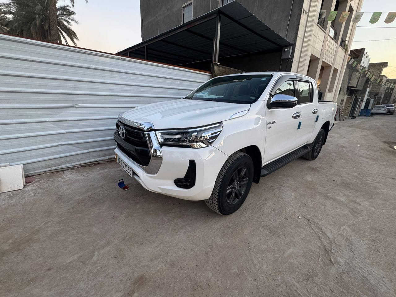 هايلوكس 2021 TRD ساز
بدون صبغ بدون بارد
بيها طخه بالجامغ الخلفي بسيطه جداً 
ماشيه 100 الف
سياره جديده
رقم اربيل باسمي
السعر 330 وبيها مجال بسيط 
مكان السياره بغداد الدوره
***********
