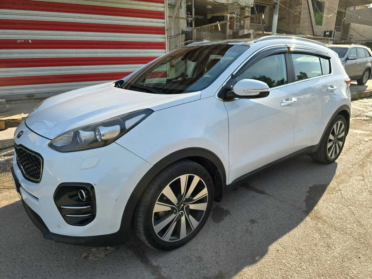 سبورتج 2017 رقم بغداد مشروع وطني
خليجيه بدون ضربه فقط طخه بسيطه بالباب الخلفي موضحه بالصور السياره نضيفه كلش جيتي فول مواصفات 
بصمة 
جلد 
كراسي كهرباء 
زراكات 
بانوراما 
شفط 
ترحيب 
جنطه كهربائيه 
مكينه 2000
شاشه 
كروز 
تحكم 
3 سرعات 
وبعد هواي مواصفات 
ماشيه 140 K
العنوان الكرخ 
***********
***********
