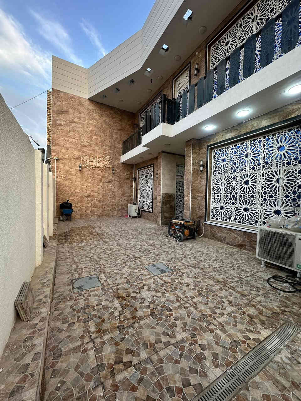 للبيع او مراوس بيت 200 متر  ركن على ثلاثة شوارع زوير فرع مضيف الرسول الاعظم شارع 10 متر تبليط 
جاهز للسكن مؤثث كامل
ممكن يباع مع الاثاث او بدون 
طابقين 
الطابق الاول هول صاله كلدور مطبخ صحيات
الطابق الثاني 3غرف نوم وكلدور وصحيات
الطابق الاخير مخزن +سطح 
***********
