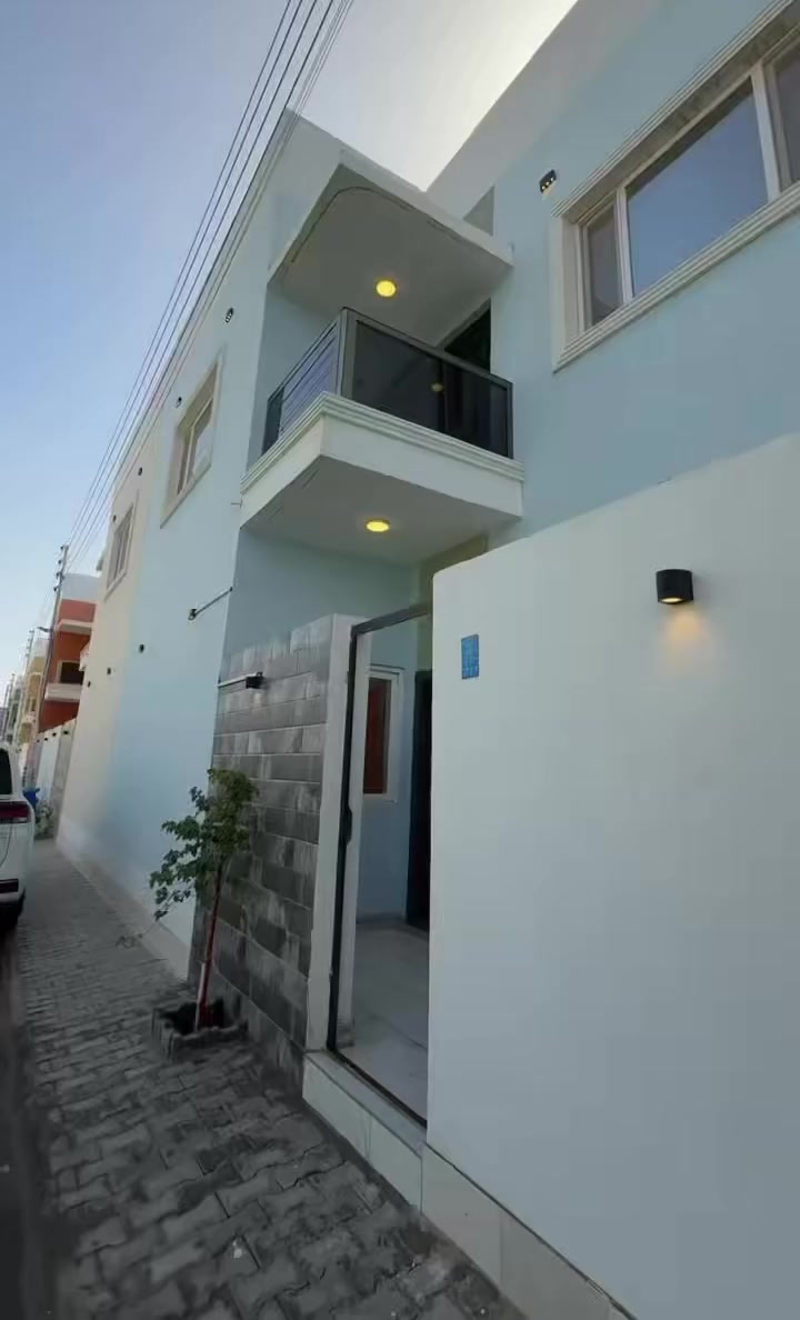 فرصة مميزة لامتلاك بيت حديث في شط العرب / الصالحية – شارع الصالحية العام.
وحدات سكنية بتصاميم عصرية وبناء عالي الجودة مع بنية تحتية متكاملة وخدمات داخل المجمع.
البيت طابقين ويحتوي على صالة، مطبخ، 3 حمامات و2 منور، والمساحات تبدأ من 140م² وأكثر.

💰 الأسعار (الدفع نقداً):
▪️ 4 غرف نوم: 170 مليون
▪️ 5 غرف نوم: 183 مليون
▪️ 6 غرف نوم: 195 مليون

📐 4 غرف نوم – مساحة 200م²
💰 السعر: 200 مليون

✅ استلام فوري

📩 للتفاصيل والصور: واتساب
📞 
***********
***********

#البصرة #شط_العرب #الصالحية #مجمع_لؤلؤة_الصالحية #عقارات_البصرة #بيوت_للبيع #دار_للبيع #سكن_راقي #استثمار_عقاري #مشاريع_سكنية #العراق #بيوت_العراق #Basra #BasraRealEstate #RealEstate #بيت_للبيع #عقار #منازل #شراء_بيت #عقار_البصرة

wa.me/9647700006973

مجمع لؤلؤة الصالحية السكني
