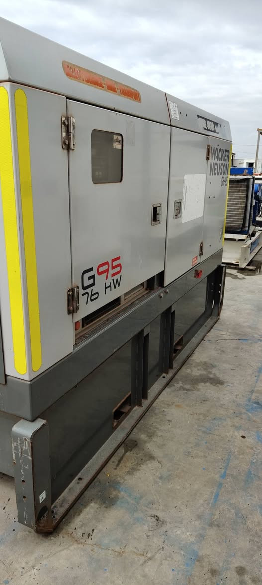 السلام عليكم 
بيركنز انكليزي اصلي 
4 اسلندر 
 110 كيفي 
كاتم 90/100
سوبر انتركلر 
منضومة حماية كامله 
ساعات العمل 318 ساعه اصل 
بحالة الوكاله
وارد استرالي 
الاستفسار الاتصال 
***********
***********
