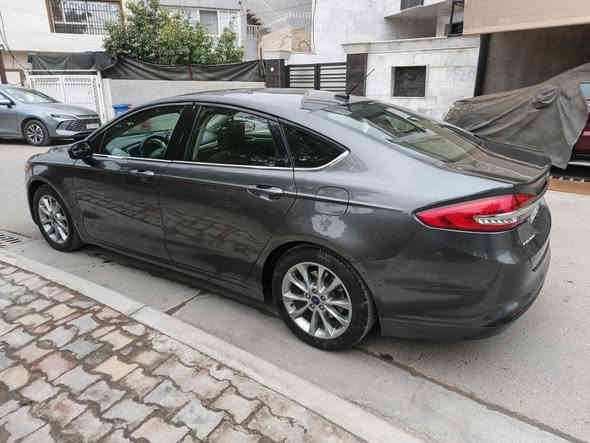 السلام عليكم شباب عندي فورد فيوجن موديل ١٨ محرك ١٥٠٠ تيربو  سياره جديده وحلوه وجاهزه من كولشي بيها قطعه صبغ وربع جاملغ الخلفي بارد والباقي كفاله مكان السياره بغداد الدوره السعر ١١٣ ورقه وهذا رقمي *********** وهذا بي واتساب *********** بغداد
