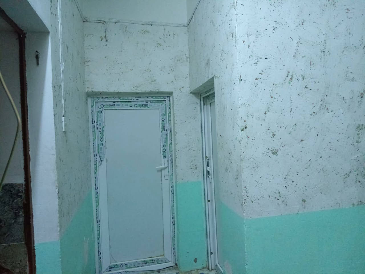 دار سكن للبيع طابو صرف في  الرفاعي قرب محلات صبار الفراجي شارع تبليط ( بنفس الشارع ) 

/ قضاء حديثة / الانبار 

المساحة الكلية / ٣٠٠ م

كما موضح بالصور ادناه 

المحتويات :-

ديوان 
هول 
غرفتين نوم 
صحيات داخلية + خارجية 
مجمع (ممر)
مطبخ
بيتونه 
! سطح البيت صب شتايكر 
سيراميك داخل _ هول _ ديوان _ صحيات 

السعر / 42 مليون و بي مجال للتفاوض 

للاستفسار اكثر  خاص او الاتصال ع رقم  /  ***********
