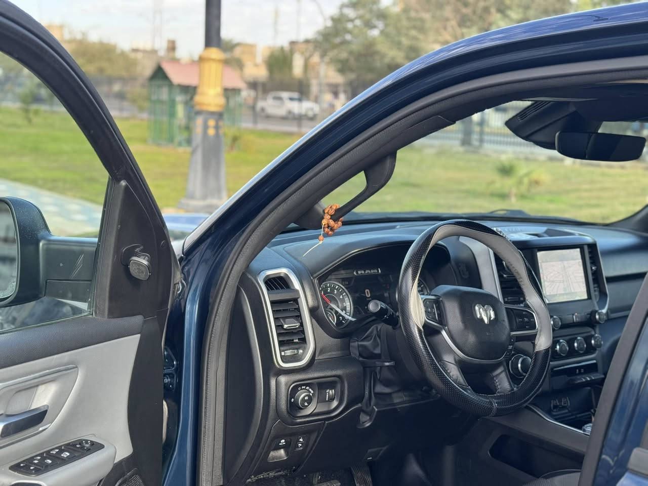 للبيع رام بك هورن باب قصير ٢٠٢٢ اربيل مكينه هيمي ٥٧٠٠ حجم ١٥٠٠ ماشيه ٤٩ الف حادث بنيد سياره جداً نضيفه السعر ٢٦٥ وبيها مجال للاستفسار *********** فقط وتس اب سياره موجوده كربلاء
