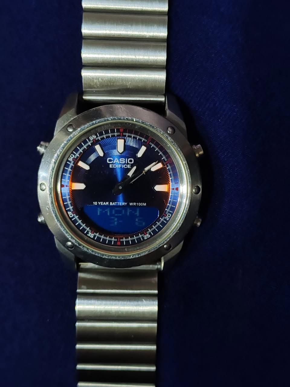 ساعة كاسيو إديفيس اصلي
Casio Edifice EFA-118
(الموديل: 2747)
📋 المواصفات الرسمية
أنالوج + ديجيتال (Ana-Digi)
بطارية 10 سنوات
World Time (30 مدينة)
منبه Alarm
Countdown Timer
Stopwatch
عرض التاريخ + اليوم
إضاءة LED
مقاومة ماء 100 متر (10BAR)
ستانلس ستيل كامل (هيكل + سوار)
Mineral Glass
السعر ٤٥ الف مكاني بغداد و موجود توصيل


**إذا كنت صاحب هذا الإعلان وتريد حذفه لأي سبب، رجاءا أرسل رسالة إلى الدعم الفني**