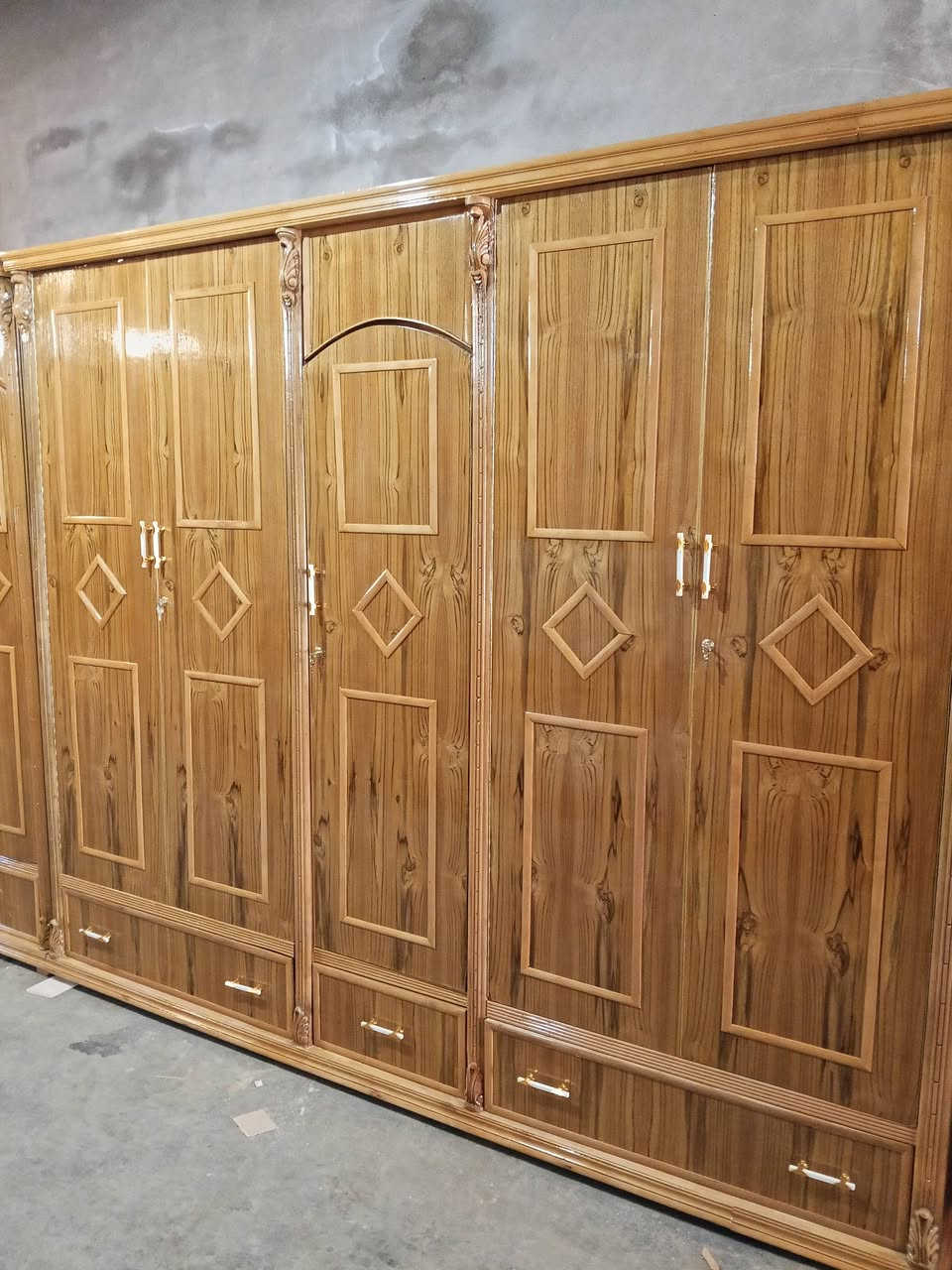 عرفه خمسة ابواب فصال تركي ملحق شغل درجه اولى شغلها زان مصري صبغ حراري بخ لون جكليتي سلر للاستفسار معرض الكرم موصل شارع بغداد قرب محطة المامون ***********كورك ***********
