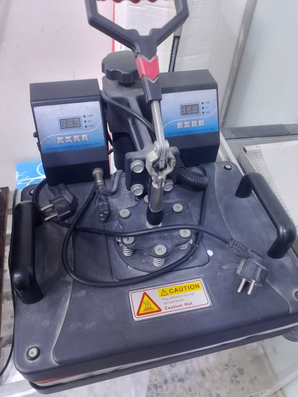 سلام عليكم اخوان طابعات مستعملة للبيع طابعة كارتات طابعة ملابس و اكواب و صور و استنساخ طبع دريسات كلهن رايدهن ب 300 الف جوة سوك سعر  للاستفسار اتصل ب ***********
