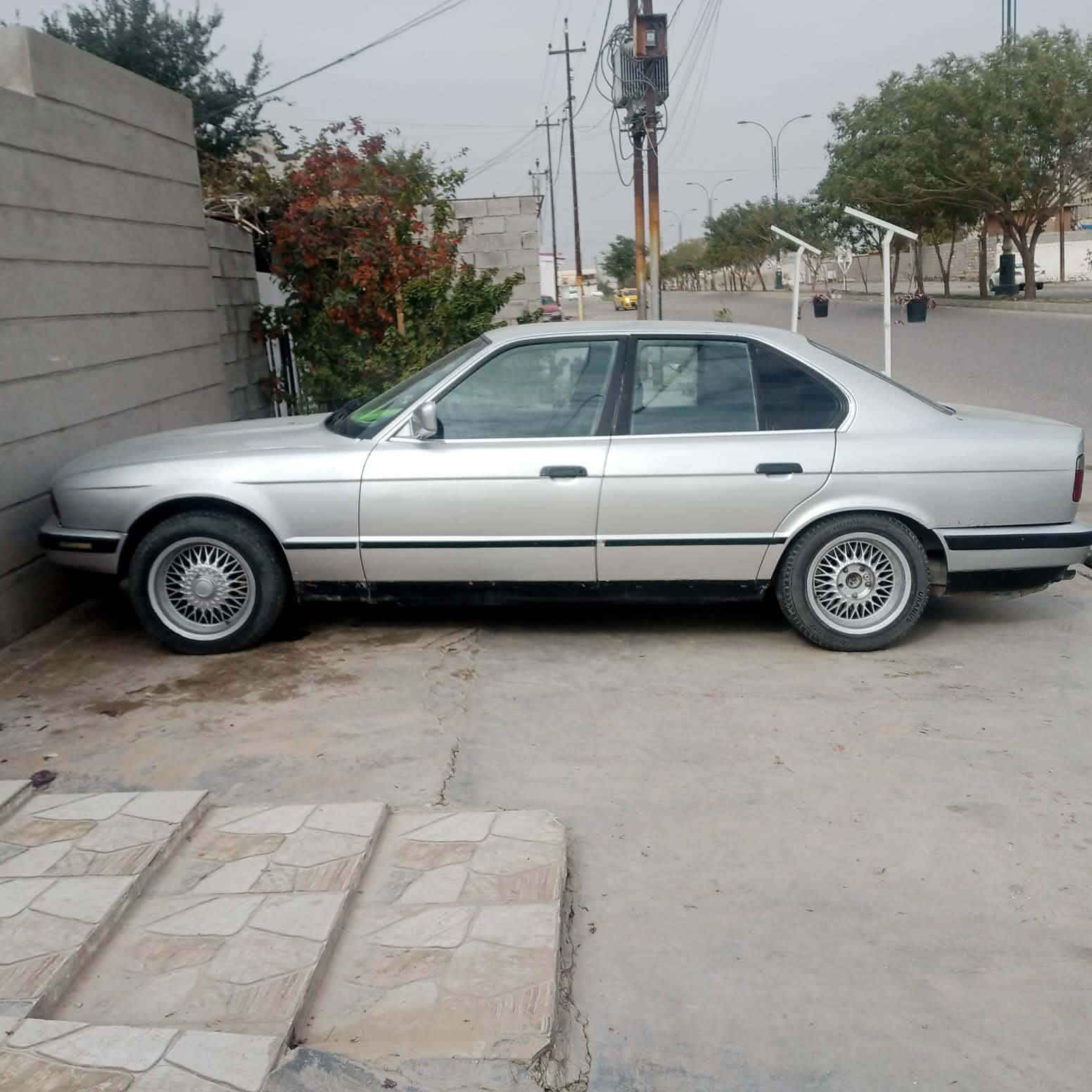 السلام عليكم بي ام موديل 1991 رقم كركوك انكليزي سنويته لل 30 مشروع وطني كير محرك ملكه ابو البطل اسود شرط كهربائيات كلهه شغاله  السياره بدون ضربه صدر وتايرات انضاف السياره جاهزه السعر 40 وبيهه مجال العنوان العلم قرية اربيضه مكلف بالنشر خاص ماجاوب الاتصال ع الرقم ***********
